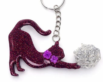 Kattensleutelhanger van hars met bal van garen