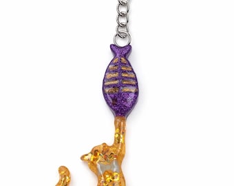 Kattensleutelhanger van hars met visbedel