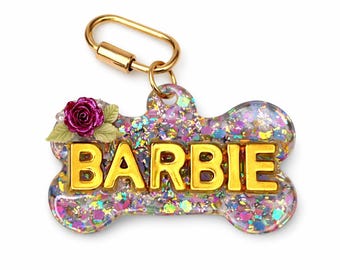 Aangepaste hondenpenning glitterhars – botvorm, gouden letters, roosaccent