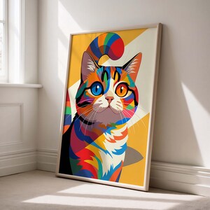 Könnte beinhalten: Ein gerahmter Kunstdruck mit einem farbenfrohen Katzenporträt. Die Katze hat einen regenbogenfarbenen Schwanz und ein Fell mit leuchtenden Farbtönen von Blau, Orange, Rot und Grün. Die Augen der Katze sind unterschiedlich gefärbt, eines blau und eines orange. Der Hintergrund ist gelb und weiß.