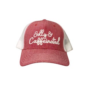 Puede incluir: Gorra de béisbol roja y blanca con el texto bordado "Jolly & Caffeinated". La gorra tiene una parte trasera de malla y una visera curva. La parte delantera de la gorra es de color rojo liso.