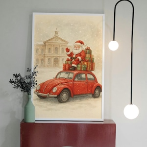 Puede incluir: Pintura a la acuarela de Papá Noel sentado sobre un coche rojo vintage cargado de regalos, conduciendo por la nieve. Un edificio se ve al fondo. Una imagen festiva navideña.