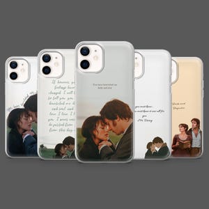 Może przedstawiać: Kolekcja pięciu etui na iPhone'a z romantycznymi obrazami i cytatami z filmu "Duma i uprzedzenie". Etui przedstawiają zdjęcia aktorów i cytaty takie jak "Oczarowałeś mnie ciałem i duszą."