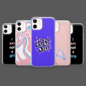 Puede incluir: Una colección de fundas para teléfonos con varios diseños y texto. Una funda es negra con el texto "i am not a girl". Otra funda es morada con el texto "PROTECT TRANS KIDS". Otras fundas tienen diseños rosas y azules y una bandera transgénero.