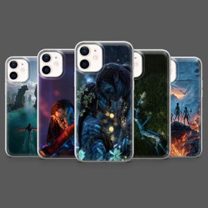 Puede incluir: Una colección de cinco fundas transparentes para teléfono con ilustraciones vibrantes de la película Avatar. Los diseños incluyen escenas de los Na'vi, paisajes y personajes en tonos azules, verdes y morados. Las fundas se muestran sobre un fondo gris.