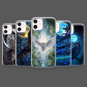 Puede incluir: Cinco fundas para teléfono con diseños de búhos. Las fundas muestran ilustraciones de búhos sobre fondos de luz de luna y bosque, con patrones de plumas detallados. Las fundas están en fundas protectoras transparentes.