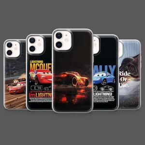 Peut inclure: Plusieurs coques de téléphone transparentes avec des images du personnage animé Flash McQueen du film Cars. Les coques présentent diverses scènes et textes, dont "Lightning McQueen", "Ride or Die" et "Lightning!"