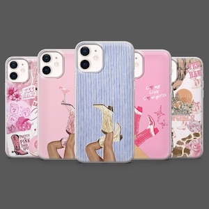 Peut inclure: Ensemble de cinq coques de téléphone avec divers motifs. Les coques présentent des bottes de cow-boy, le texte "Yee Haw" et l'expression "Long Live Cowgirls". Les coques sont dans des tons de rose, de bleu et de blanc.