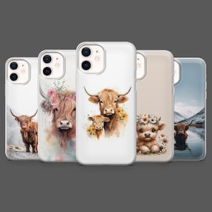 Op de afbeelding: Een verzameling telefoonhoesjes met aquarel illustraties van Schotse Hooglandrunderen. De ontwerpen omvatten een koe met een bloemenkrans, een koe en kalf, en een koe in een landschap. De hoesjes zijn wit met doorzichtige randen.