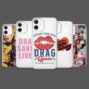 Puede incluir: Una colección de fundas blancas para teléfonos con varios diseños. Una funda presenta una imagen amarilla y negra, mientras que otras muestran texto como "DRA SAVI LIVE" y "SUPPORT YOUR LOCAL DRAG QUEEN". Las fundas tienen un acabado brillante.