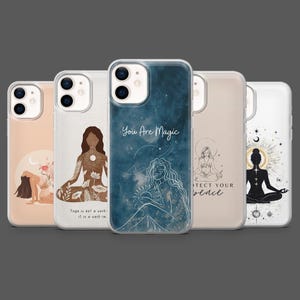Puede incluir: Una colección de fundas para teléfonos con diseños espirituales y temáticos de yoga. Las fundas presentan ilustraciones de figuras en posturas de yoga, elementos celestiales y textos inspiradores como "You Are Magic" y "Protect Your Peace". La paleta de colores incluye tonos tierra suaves y azules.
