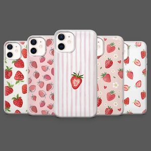 Könnte beinhalten: Fünf Handyhüllen mit verschiedenen Erdbeermotiven. Die Hüllen zeigen Muster aus Erdbeeren, rosa Streifen und Blumenarrangements. Die Hüllen sind transparent mit weißem oder rosa Hintergrund.