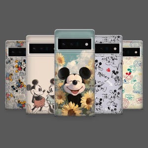 Puede incluir: Cinco fundas para teléfono con diseños de Mickey Mouse. Una funda muestra a Mickey en un campo de girasoles, otra a Mickey y Minnie Mouse, y otras presentan a Mickey en varias poses. Las fundas son de diferentes colores.