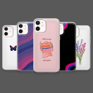 Puede incluir: Cinco fundas para teléfono con diferentes diseños. Las fundas muestran una mariposa, un degradado azul y rosa, el texto "I like boys and girls" con un arcoíris, una funda negra con un diseño de arcoíris y un diseño floral.