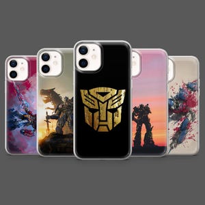 Op de afbeelding: Een verzameling van vijf telefoonhoesjes met verschillende ontwerpen. Eén hoesje heeft een gouden Autobot-symbool op een zwarte achtergrond. Andere hoesjes tonen robotafbeeldingen en actiescènes in rood, blauw en oranje.
