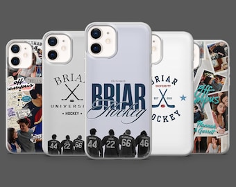 Könnte beinhalten: Eine Auswahl an iPhone-Hüllen mit unterschiedlichen Designs. Eine Hülle zeigt den Text "Briar Hockey" in Marineblau und einer Schreibschrift. Andere Hüllen zeigen Hockey-Grafiken und Teamnummern.