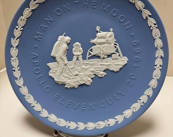 Prato de jaspe azul e branco Wedgwood representando o homem na Lua, Apollo 11, 20 de julho de 1969.