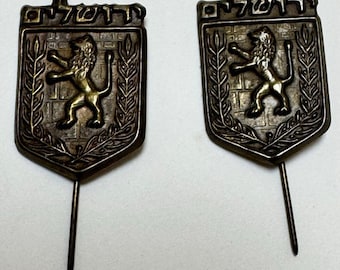 Paire d'épinglettes souvenir de Jérusalem vintage, boucliers de Lion de Juda en hébreu