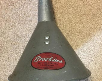 Entonnoir pour bidons d'huile vintage de 24 po. par Brookins Service Station Equipment, Mishawaka Indi