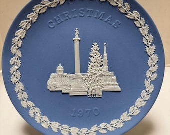 Plato navideño Wedgwood de 1970, azul y blanco, de gres jaspeado.