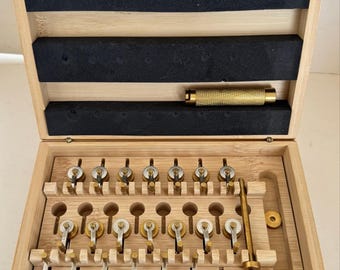 Montre-bracelet à remontoir de ressort moteur réparant l'outil professionnel pour horloger