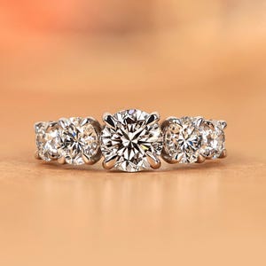 Peut inclure: Panneau en bois fait à la main avec l'inscription "Welcome to our home" dans un style manuscrit. Le panneau est peint en blanc avec une finition vieillie et un petit cœur décoratif. Conçu pour une utilisation intérieure ou extérieure.