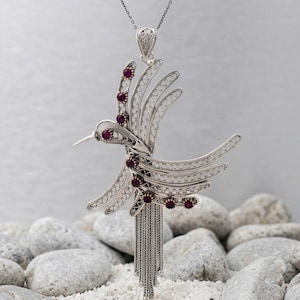 Collar Phoenix Rising de filigrana de plata con pájaro Anka y rubí, joyería hecha a mano que representa el renacimiento.