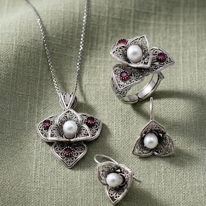 ツツジの花をモチーフにしたジュエリーセット、スターリングシルバー製、手作りの透かし細工のネックレス、イヤリング、リング、ルビーとパール付き