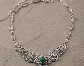 Collar de flor de filigrana de esmeralda / Colgante de plata de ley hecho a mano / Collar de piedra verde artesanal de diseño elegante