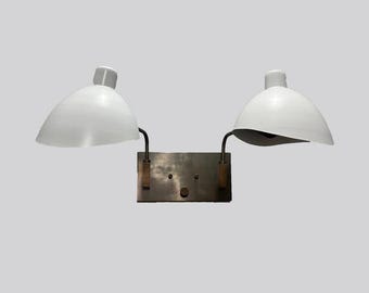 Dubbel vägglampa i mässing och matt vit från mitten av århundradet: Elegant modern vridlampa för designinredning