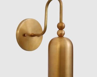 Modern handgjord vägglampa i rå mässing från mitten av århundradet. Tidlös inomhusbelysning.