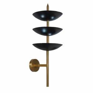 Peut inclure: Une applique murale moderne avec une tige et une base dorées, et trois abat-jours noirs en forme de bol. L'applique a un design minimaliste et convient à l'éclairage intérieur.