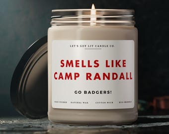 Huele a Camp Randall, aficionado al fútbol de la Universidad de Wisconsin, Bucky Badger, fútbol universitario, FBS, ACC, SEC, Go Badgers, regalo divertido, cumpleaños
