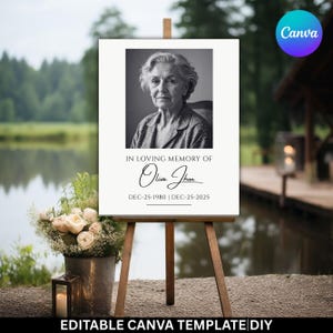 Puede incluir: Un letrero conmemorativo en un caballete de madera muestra un retrato en blanco y negro de una mujer. El letrero dice "IN LOVING MEMORY OF Olive Jhon" con las fechas "DEC-25-1980 | DEC-25-2025". Las palabras "EDITABLE CANVA TEMPLATE DIY" están en la parte inferior.