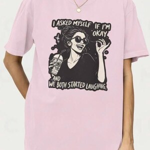 Camiseta gráfica vintage retro desquiciada / Camiseta divertida con la que te identificarás para mujeres y adolescentes / "Me pregunté si estaba bien" Ropa urbana sarcástica / Loca imagen 1