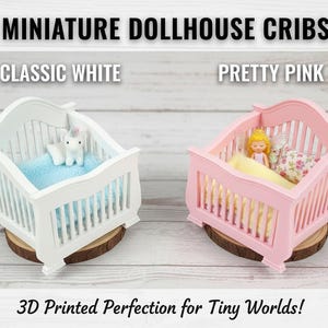 Könnte beinhalten: Zwei Miniatur-Puppenhaus-Kinderbetten, eines in Weiß und eines in Rosa, mit Lattenseiten und geschwungenen Kopfteilen. Das weiße Bett enthält eine blaue Decke und eine kleine Einhornfigur. Das rosa Bett hat eine gelbe Decke und ein Blumenkissen.
