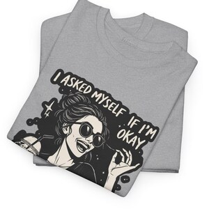 Camiseta gráfica vintage retro desquiciada / Camiseta divertida con la que te identificarás para mujeres y adolescentes / "Me pregunté si estaba bien" Ropa urbana sarcástica / Loca Gris