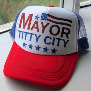 Prefeita de Titty City inspira boné de caminhoneiro em Beyoncé