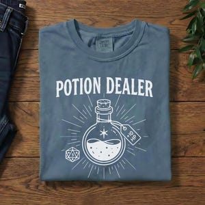 Comfort Colors DND クレリック ポーションディーラー Tシャツ、ダンジョンズ＆ドラゴンズ ギフト（彼または彼女）、TTRPG 愛好家へのギフト、卓上ゲームシャツ、オタクへのギフト