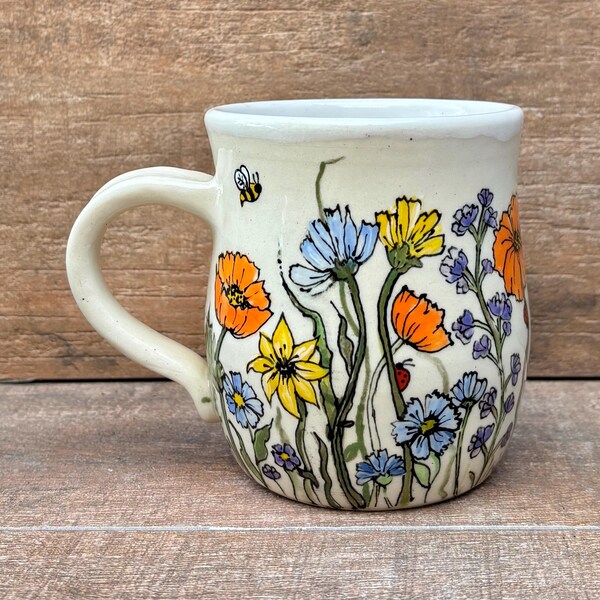 Taza de cerámica hecha a mano ~ Flores silvestres pintadas a mano ~ Amapolas ~ Girasoles ~ Mariquitas y una abeja ~ Taza de gres - 384 ml ~ KLinnsArt