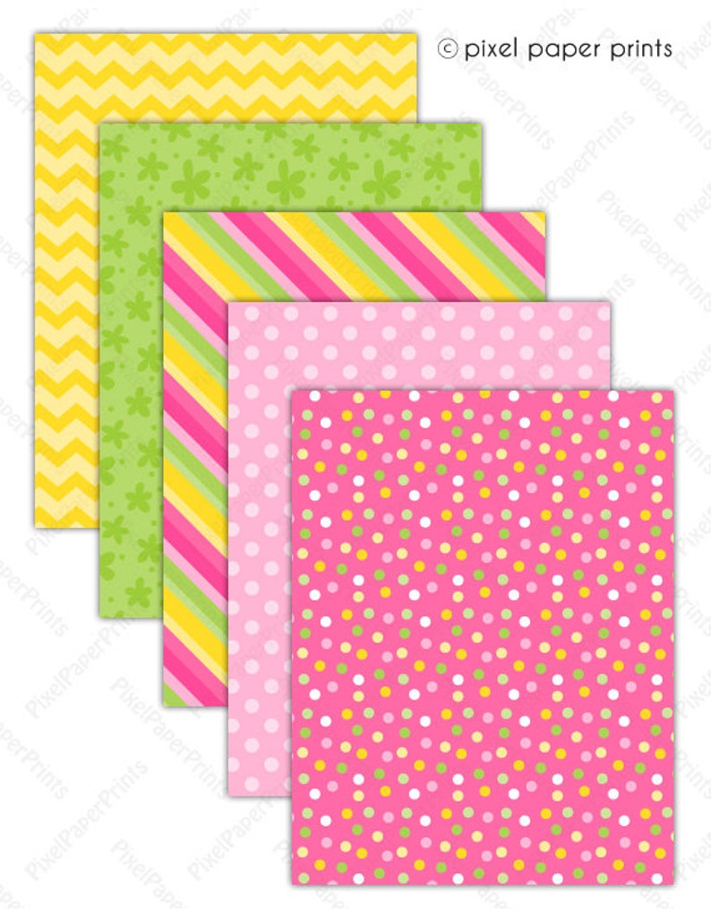 Puede incluir: Cinco hojas de papel con diferentes patrones. La hoja superior es de color amarillo y blanco con chevron, la segunda hoja es verde con flores blancas, la tercera hoja es de rayas rosas y amarillas, la cuarta hoja es rosa con lunares blancos y la hoja inferior es rosa con lunares amarillos, verdes y blancos.