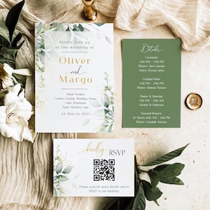 Może przedstawiać: Zestaw zaproszeń ślubnych z motywem botanicznym. Główne zaproszenie zawiera imiona "Oliver i Margo" złotym pismem, z informacjami o wydarzeniu. Zielona karta zawiera godziny ceremonii i przyjęcia. Karta RSVP zawiera kod QR.