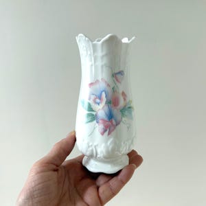 6&quot;H Vintage Aynsley Little Sweetheart Fine Bone China Vase, Made in England, Pea Flowers Motif,
