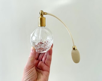Vintage geslepen kristallen parfumfles met goudkleurige verstuiver