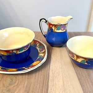 Vintage 1931 Wedgwood & Co Eenhoorn ivoor en kobaltblauw porseleinen creamer, suikerpot, kop en schotel