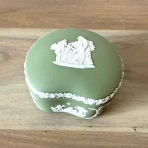 Vintage Wedgwood Jasperware Trinket Box – Sage Green & White Ceramic, Kidney Shaped Box with Lid, Jewellery or Ring Holder