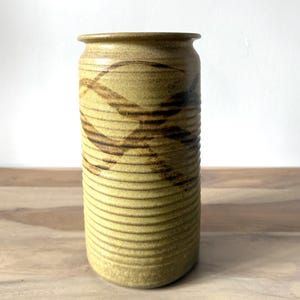 Vintage Studio Pottery Large Vase – Ribbed Textured Stoneware with Earthy Glaze, Hand Thrown Art Pottery, Ceramic Decor