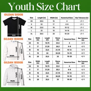 Peut inclure: Un tableau des tailles pour jeunes pr&eacute;sentant trois illustrations de v&ecirc;tements : un t-shirt noir &eacute;tiquet&eacute; Gildan 5000B, un sweat-shirt blanc Gildan 18000B et un sweat &agrave; capuche blanc Gildan 18500B, avec des tableaux de mesures en pouces.