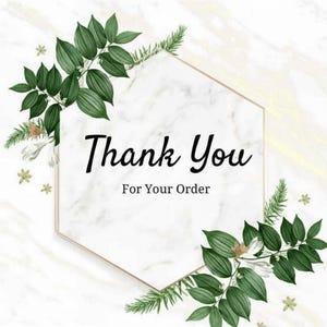 Peut inclure: Une carte hexagonale sur fond de marbre blanc avec le texte noir Thank You For Your Order. Le design est encadr&eacute; par des feuilles vertes et de petites fleurs blanches dans les coins sup&eacute;rieur gauche et inf&eacute;rieur droit, avec un fin bord dor&eacute;.