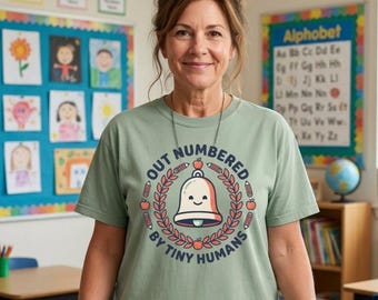 Lustiges Lehrer-Shirt „In der Unterzahl von kleinen Menschen“ – Personalisiertes Lehrergeschenk – Comfort Colors 1717 – Retro-Shirt zur Wertschätzung von Grundschullehrern